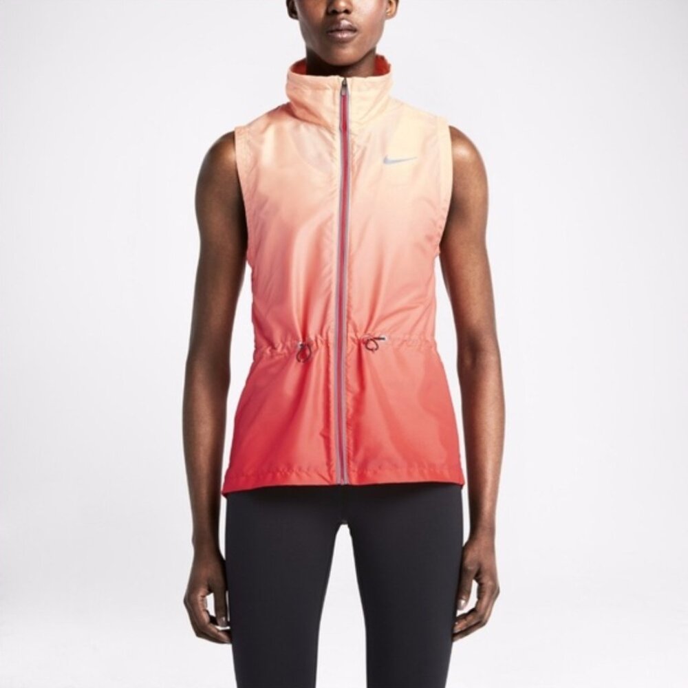 With a modern fit, style-savvy ombre print and wind-resistant material, the Nike
